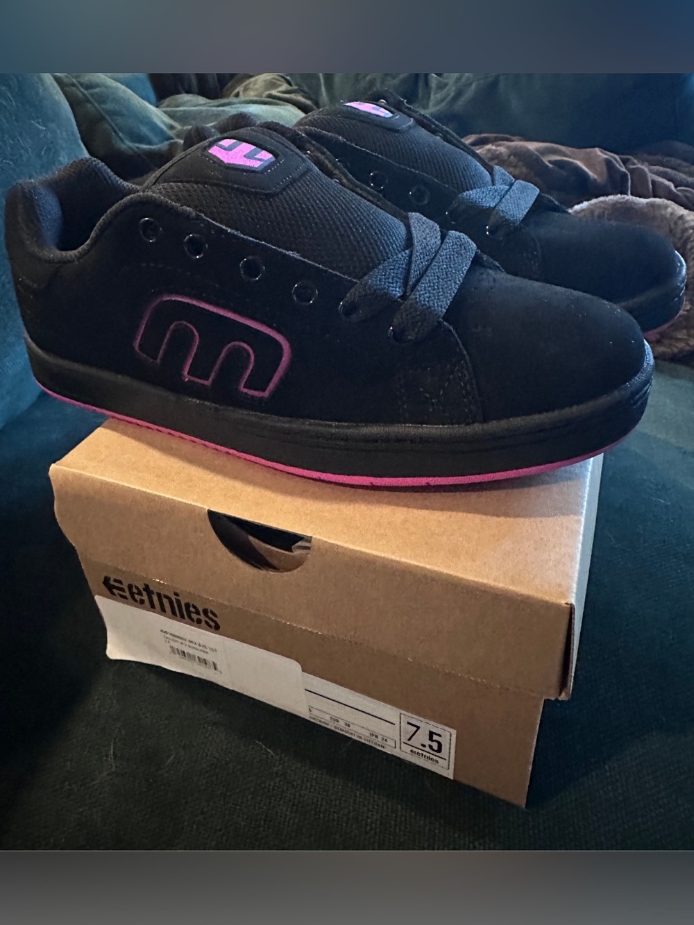 Etnies Callicut Women’s Black Sneakers with Pink Accents